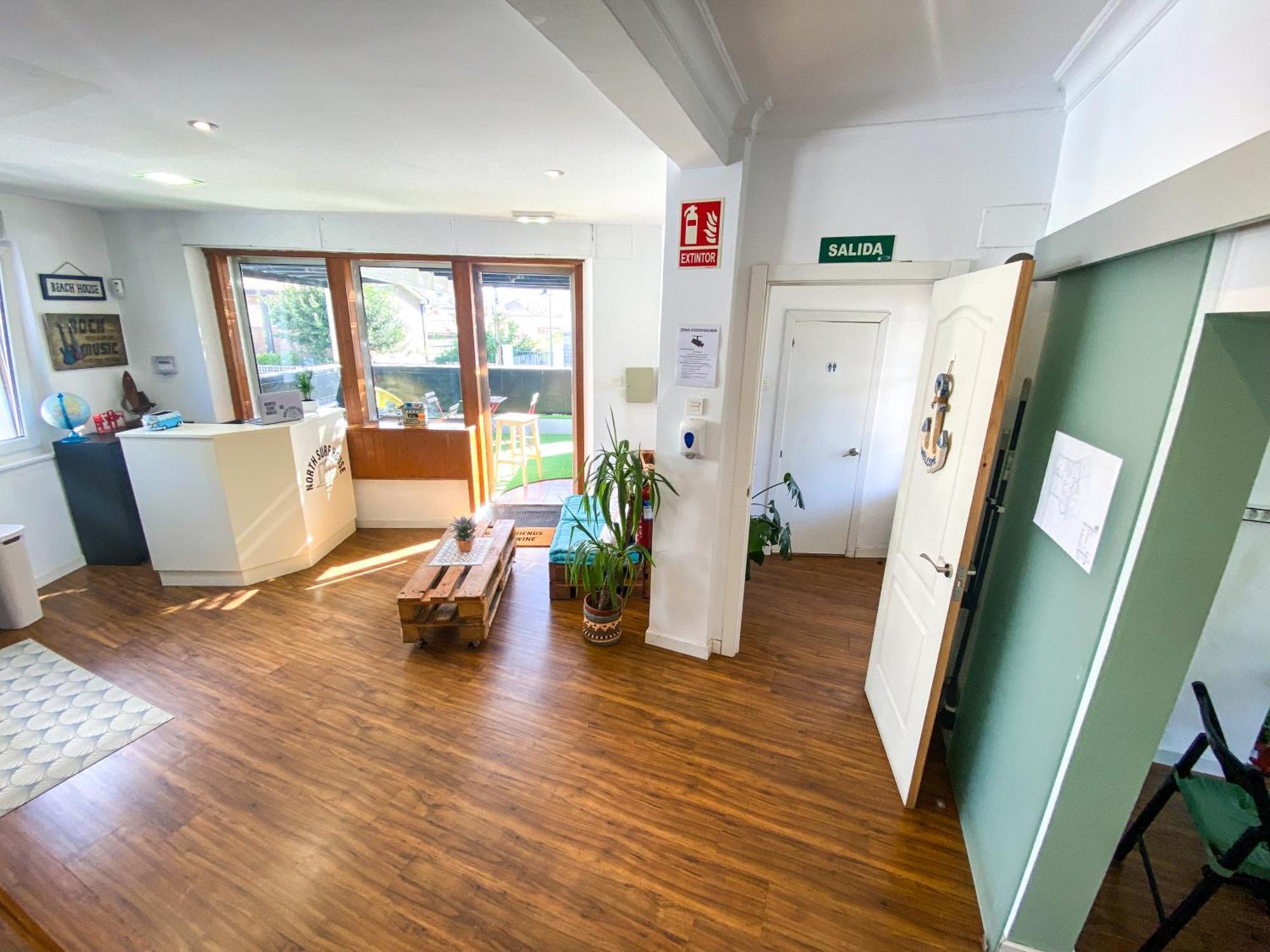 North Surf House Hostel Хихон Екстериор снимка